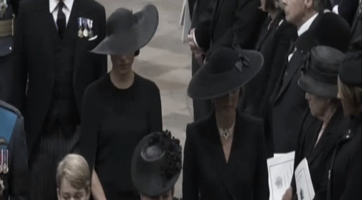 Kate Middleton – Meghan Markle: Όλες οι λεπτομέρειες της εμφάνισής τους στην κηδεία της Βασίλισσας