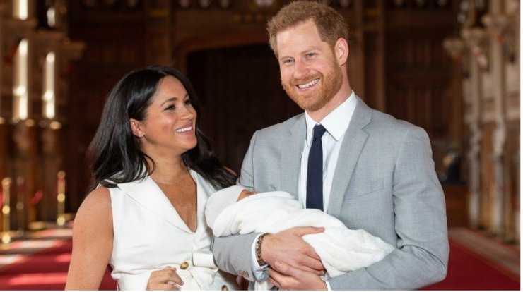 Meghan Markle: Επέλεξε δημιουργία μιας νεαρής σχεδιάστριας στην πρώτη της εμφάνιση μετά την γέννηση του γιου της