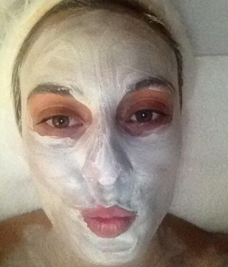 Δεν είναι μάσκα καρναβαλιού αλλά ομορφιάς! Ποιά είναι;