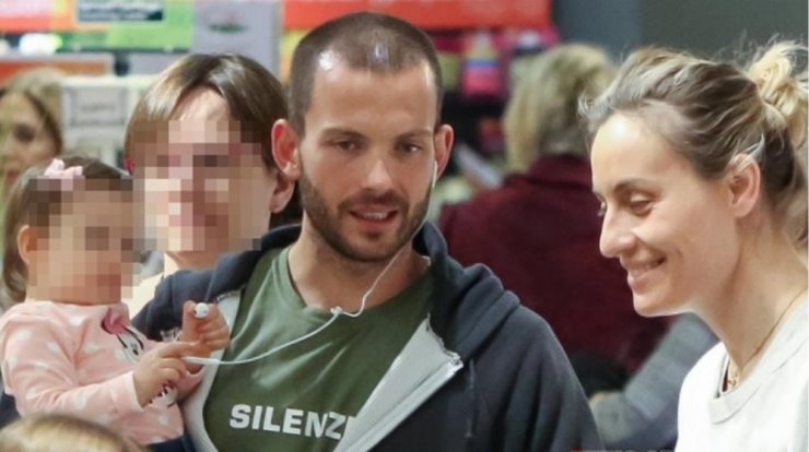 Ελεονώρα Μελέτη: Η κόρη της, Αλεξάνδρα, φωτογραφίζει τους γονείς της μέσα στην κουζίνα τους [εικόνες]