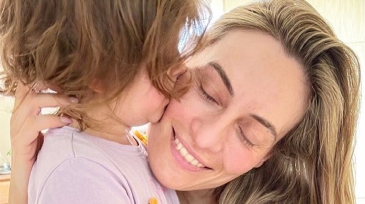 Ελεονώρα Μελέτη: Δείτε την να φτιάχνει μαζί με την κόρη της, Αλεξάνδρα, πασχαλινά κουλουράκια [εικόνες]