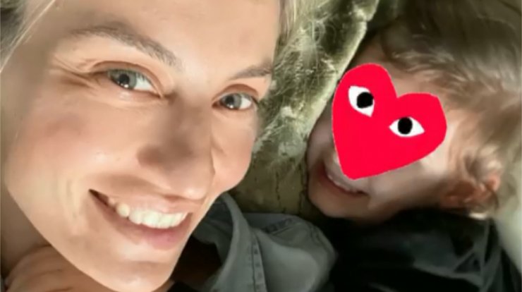 Ελεονώρα Μελέτη: Το απίστευτο βίντεο με την κόρη της να καθαρίζει το μπάνιο του σπιτιού τους!