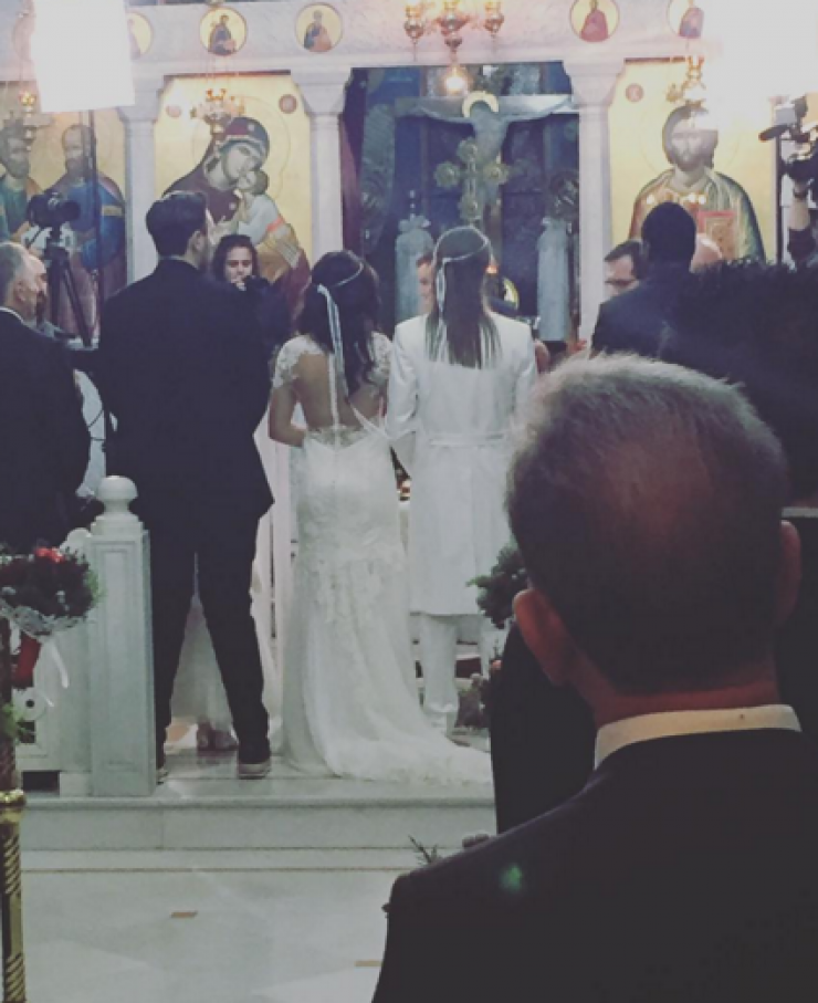 Ελληνίδα τραγουδίστρια ανέβηκε τα σκαλιά της εκκλησίας!