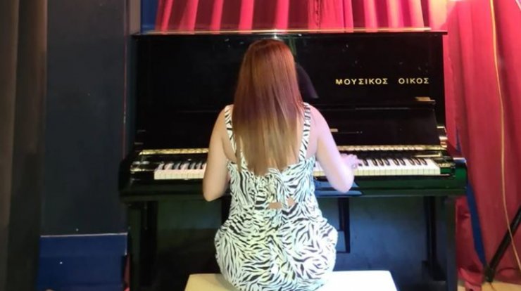 Ελληνίδα τραγουδίστρια είναι πέντε μηνών έγκυος και μόλις το μάθαμε! [εικόνες & βίντεο]