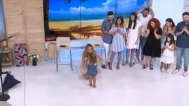 Χριστιάνα Αριστοτέλους: Η κόρη της βρέθηκε στο πλατό για την τελευταία εκπομπή της παρουσιάστριας [βίντεο]