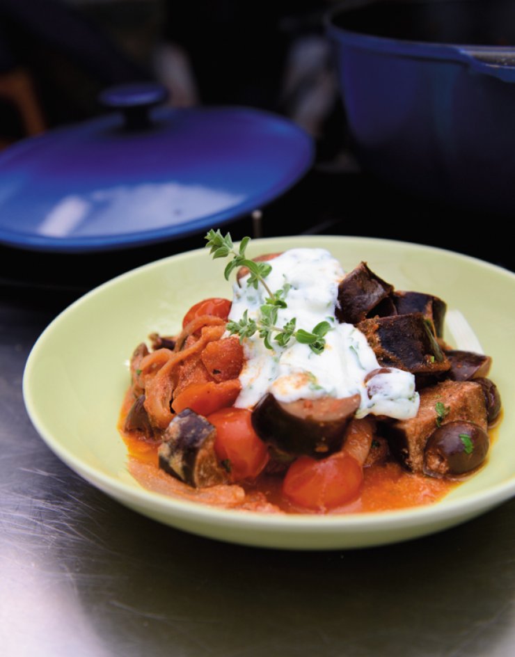 Μελιτζάνες στην κατσαρόλα με ελιές, κάπαρη και τοματίνια