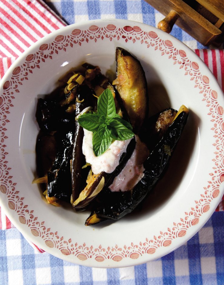 Μελιτζάνες τσακώνικες λαδερές σε βαθύ τηγάνι με γιαούρτι και ανθό θυμαριού