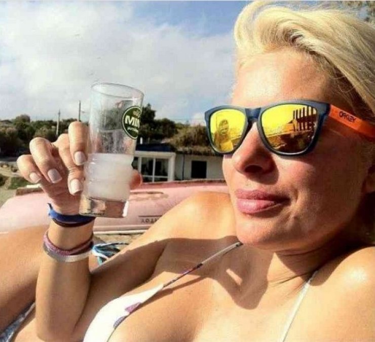 Φωτογραφία-σκάνδαλο! Η Μενεγάκη αλλάζει μαγιό στην παραλία