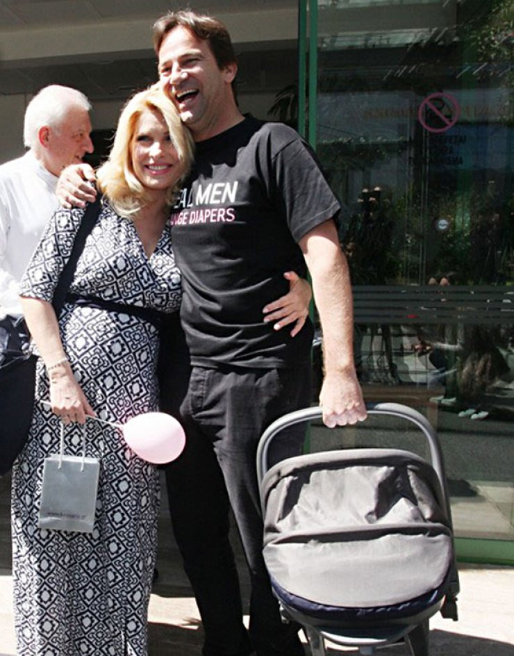 Μενεγάκη - Παντζόπουλος: Νέες φωτογραφίες κατά την έξοδό τους από το μαιευτήριο