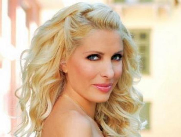 Η Ελένη Μενεγάκη πριν τις πλαστικές σε μύτη και στήθος [εικόνα]