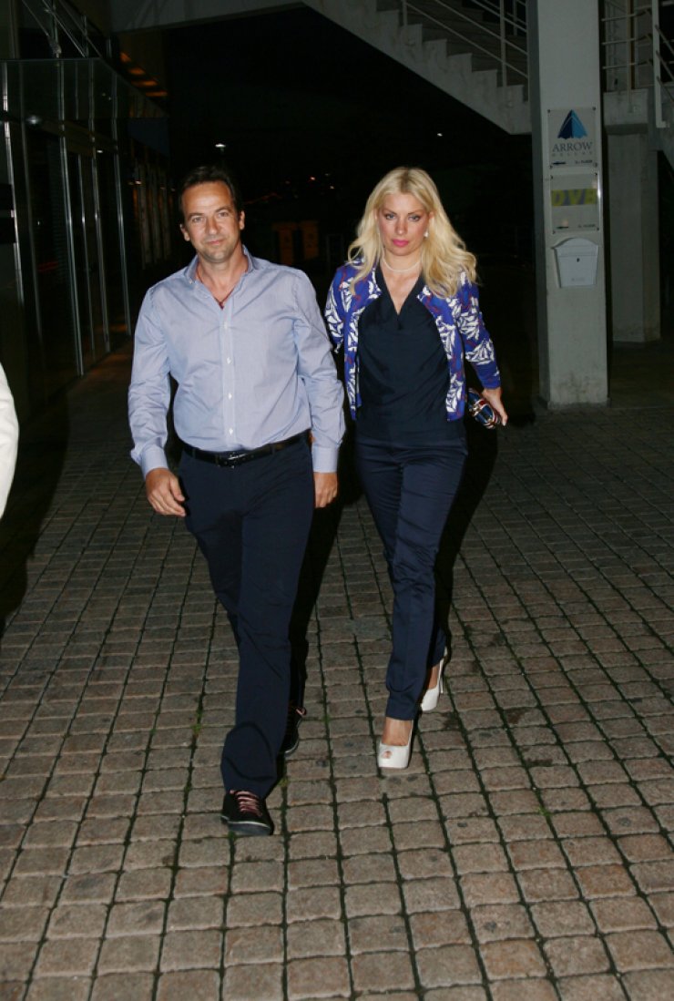 Ελένη Μενεγάκη - Ματέο Παντζόπουλος: Το τρυφερό φιλί τους στη χριστουγεννιάτικη γιορτή