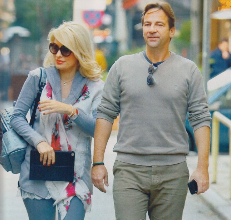 Παντζόπουλος και Μενεγάκη φωτογραφίζουν τη μικρή Μαρίνα να παίζει στο ξενοδοχείο στην Άνδρο και "ρίχνουν" το instagram 