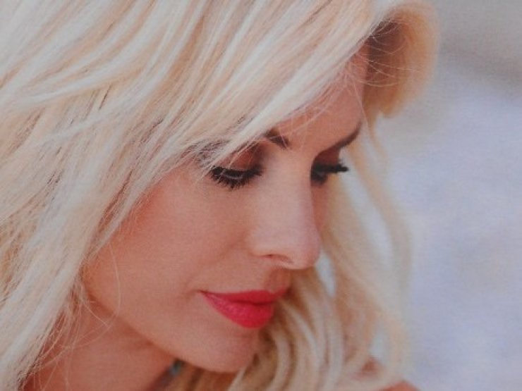 Το εντυπωσιακό μίνι λευκό φόρεμα της Ελένης