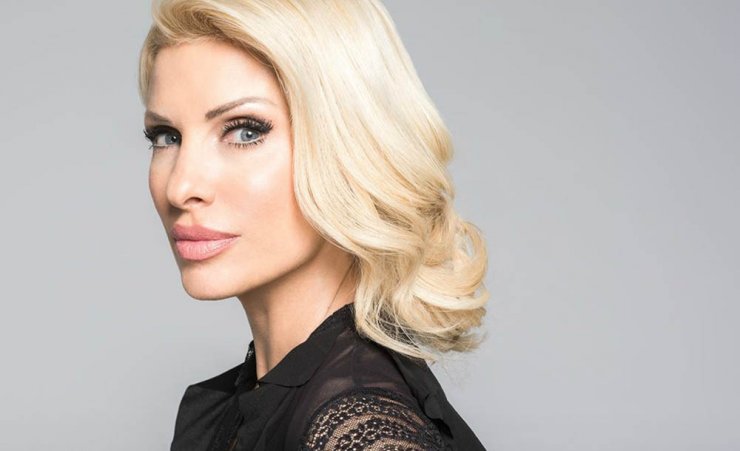 Επώνυμη Ελληνίδα αποκαλύπτει δημόσια ότι την έχουν μπερδέψει με την Ελένη Μενεγάκη!