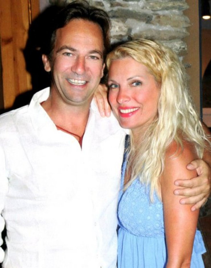 Ελένη Μενεγάκη – Μάκης Παντζόπουλος: Στην παραλία με τον αδερφό της παρουσιάστριας και τη σέξι σύντροφό του! [εικόνες]