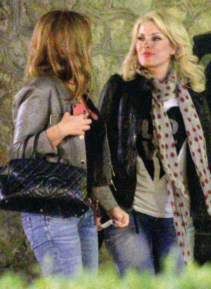 Ελένη Μενεγάκη: Βόλτα με τις φίλες της