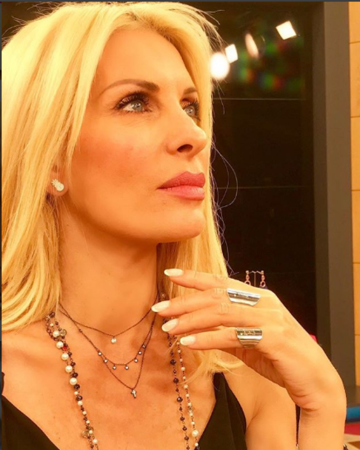 Οι εικόνες της Ελένης Μενεγάκη από το παρελθόν αγκαλιά με το γιο της που δεν είδαμε ποτέ! [εικόνες]