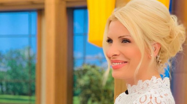 Ελένη Μεναγάκη: Ο διάλογος που είχε με τον σύζυγό και τις κόρες της στο σπίτι και μας άφησε άφωνους