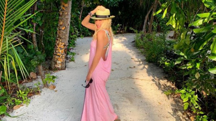 Ελένη Μενεγάκη: Δείτε την με τα παιδιά και τον σύζυγό της κατά την αναχώρησή τους για Μαλδίβες!