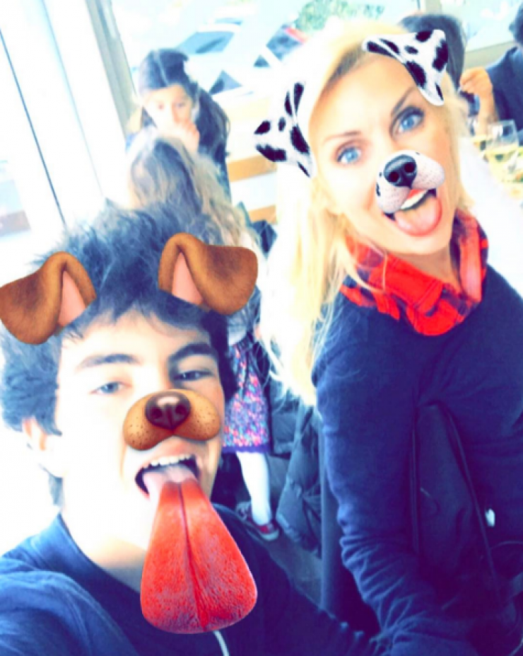 Ελένη Μενεγάκη: Το ψέμα που είπε στον γιο της, Άγγελο! [βίντεο]