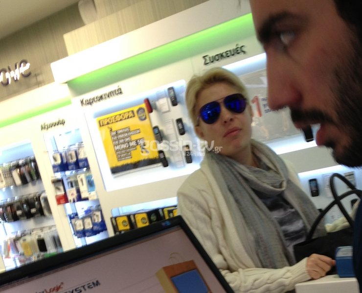  Τι έκανε η Μενεγάκη πρωί πρωί σε κατάστημα κινητής τηλεφωνίας στην Κηφισιά;