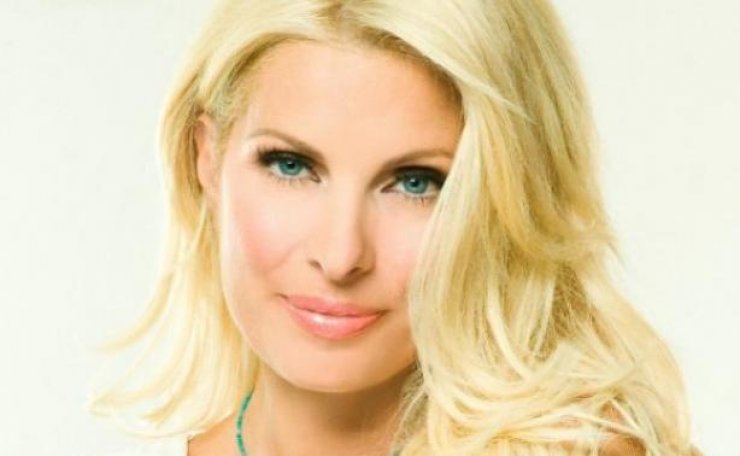 Ελένη Μενεγάκη: Δες τον πατριό της να τραγουδά στην κουζίνα του σπιτιού της