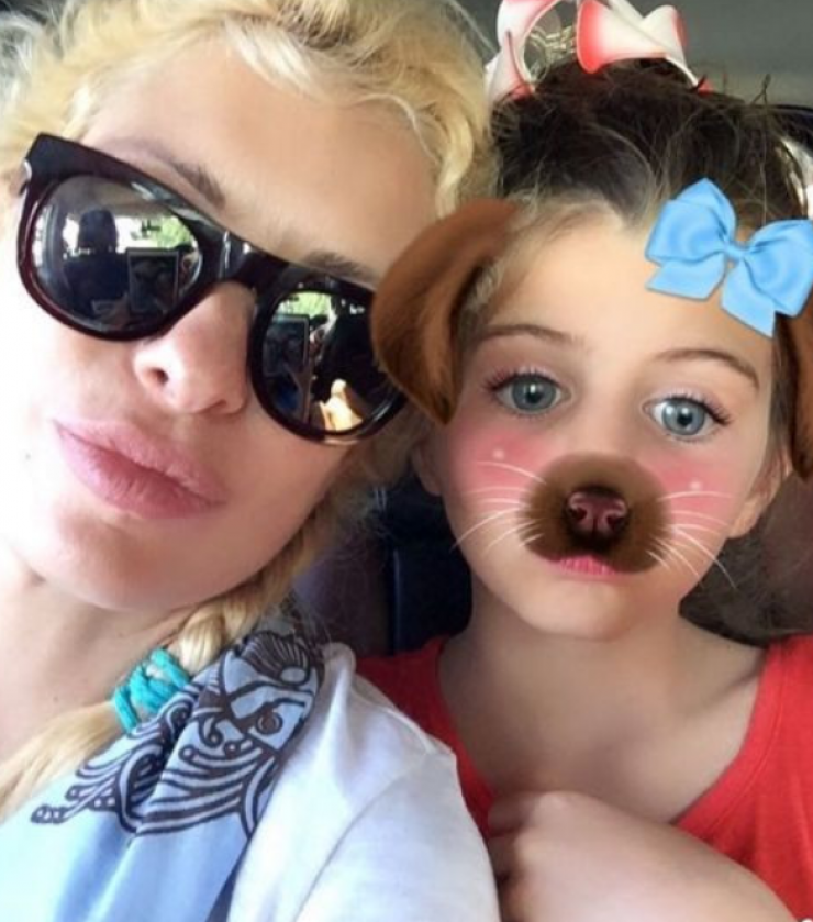 Ελένη Μενεγάκη: Η βόλτα με την κόρη της, Βαλέρια! [εικόνες]