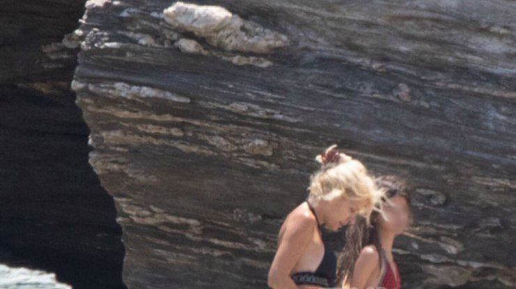 Ελένη Μενεγάκη: Βουτιές στην παραλία με την κόρη της Βαλέρια! [εικόνες]