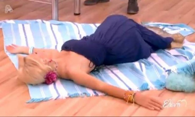  Η Μενεγάκη ξάπλωσε στο πάτωμα και άρχισε να πασαλείφεται με αντηλιακό!