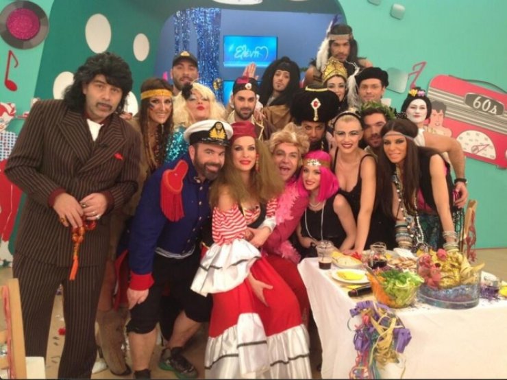 Δείτε την Ε.Μενεγάκη καστανή και ντυμένη αποκριάτικα