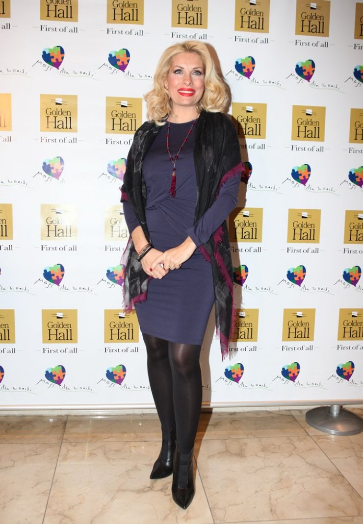 Ελένη: «Άναψε» το Χριστουγεννιάτικο δέντρο με τον Μάκη και τα παιδιά της