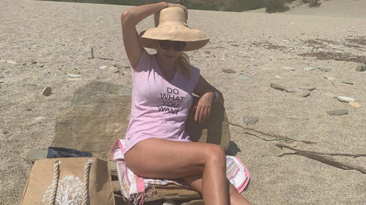 Τα παιχνίδια της Ελένης Μενεγάκη με την μικρή Μαρίνα στην παραλία [εικόνες]