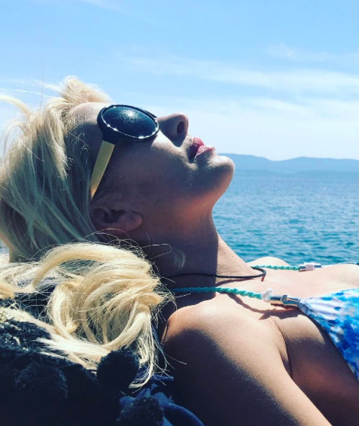 Οι βουτιές της Ελένης Μενεγάκη και τα πειράγματα των παιδιών της! [βίντεο]