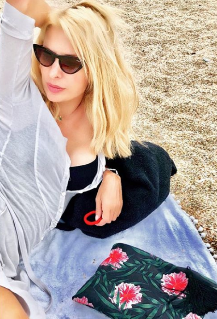 Η Ελένη Μενεγάκη άρχισε τις διακοπές της και δεν βρίσκεται στην Άνδρο! [εικόνα]