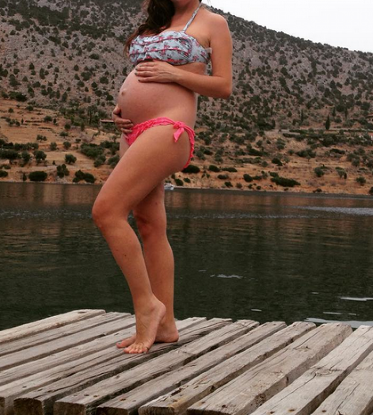 Ελληνίδα δημοσιογράφος γεννάει από μέρα σε μέρα!