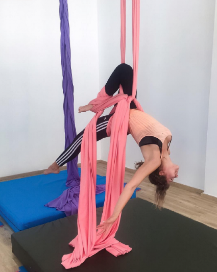 Σέξι παρουσία της κυπριακής τηλεόρασης κάνει aerial yoga και αναστατώνει το instagram!