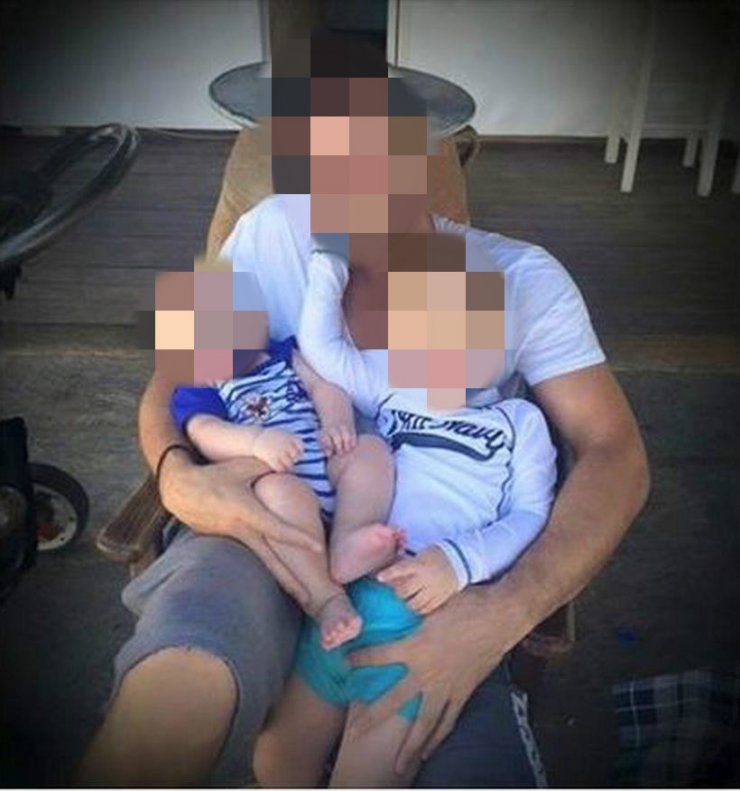 Έλληνας τραγουδιστής ποζάρει με τα παιδάκια του!