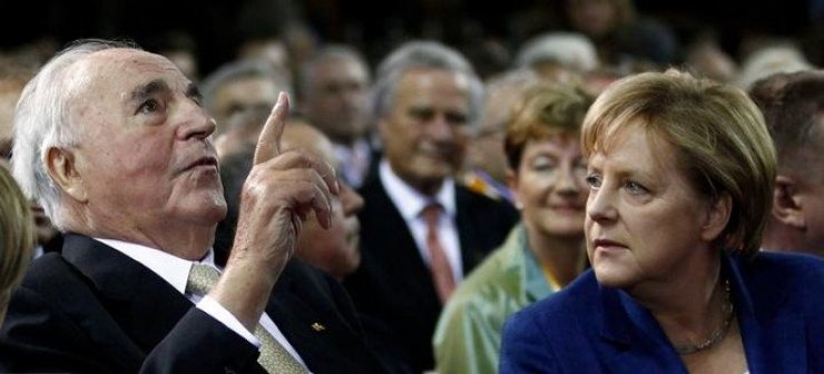 Ο Χέλμουτ Κολ κάνει ρεζίλι την Μέρκελ: Δεν ήξερε ούτε να φάει με μαχαιροπίρουνο