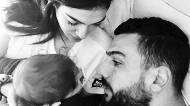 O μικρός Λαμπρινός πήγε πρώτη φορά στο γήπεδο με την φανέλα του ΑΠΟΕΛ [εικόνα]