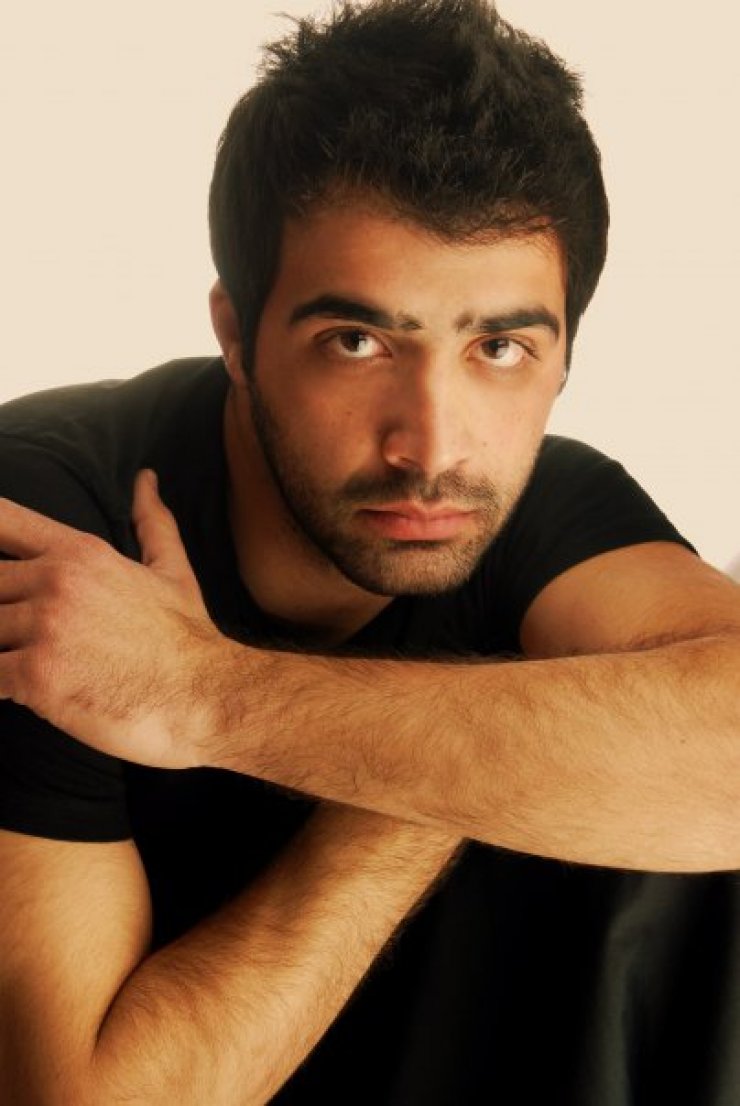 Μιχάλης Σοφοκλέους: Ένα γλυκό φιλί στο μάγουλο από τη σύντροφό του