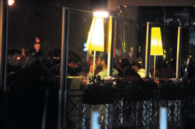 Μιχάλης Κωνσταντίνου: Μαζί με το γιο του σε καφετερία της Λευκωσίας