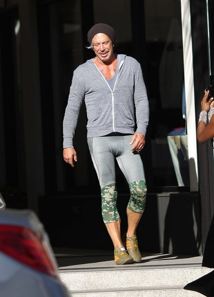 Απίστευτο το πώς κυκλοφορεί ο Mickey Rourke [εικόνες]