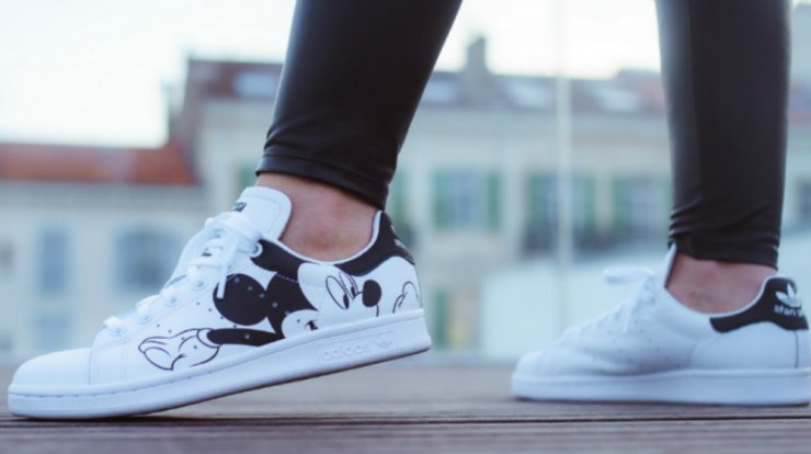Ο Mickey Mouse πρωταγωνιστεί στα αγαπημένα μας Stan Smith sneakers