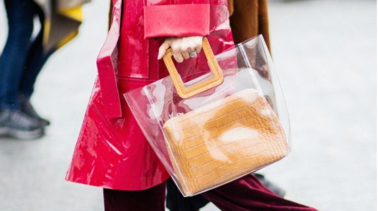 Πώς να κρατήσεις τη διάφανη vinyl τσάντα