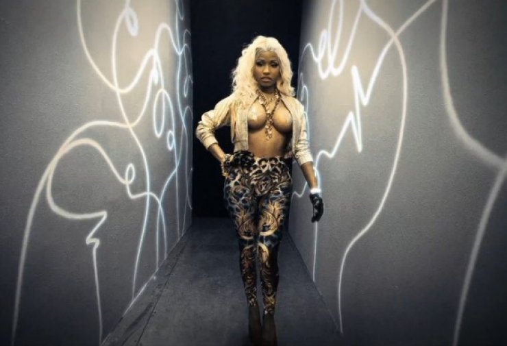 Δείτε ολόκληρο το νέο σέξι κλιπ της Νίκι Μινάζ