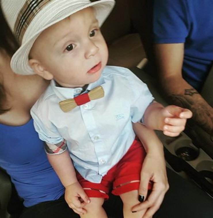 Η βάφτιση του γιου Ελληνίδας καλλονής! [εικόνες]