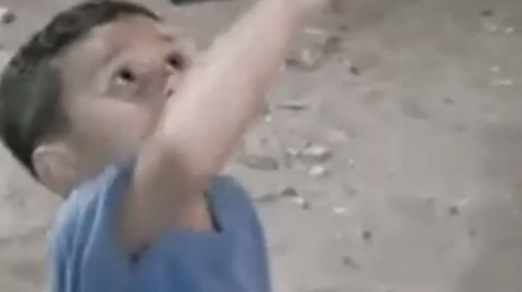 Το βίντεο με τον μικρό να απευθύνεται στον ουρανό και να μιλάει με τη μαμά του που ίσως δεν αντέξεις να δεις