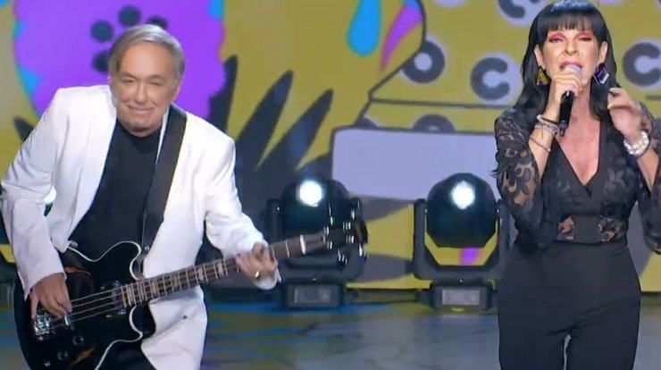 Ανδρέας Μικρούτσικος – Σοφία Βόσσου: Αναβίωσαν τη θρυλική “Άνοιξη” επί σκηνής [βίντεο]