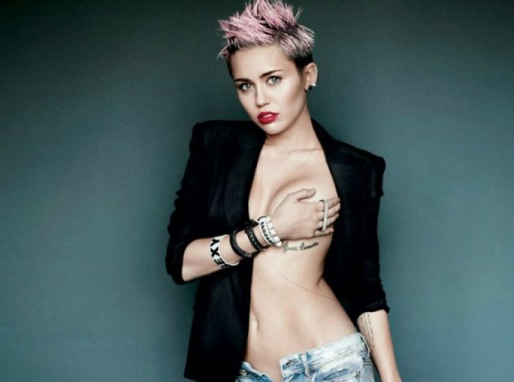 Η Μάιλι Σάιρους στην κορυφή της λίστας Hot100 του Maxim!