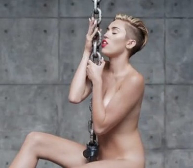 Miley Cyrus: «Bγήκα γυμνή γιατί... είμαι ευάλωτη»